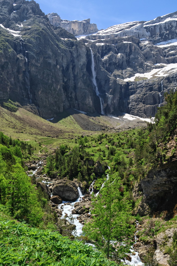 Gavarnie-Gèdre (Hautes-Pyrénées). Le Cirque de Gavarnie et la grande cascade.