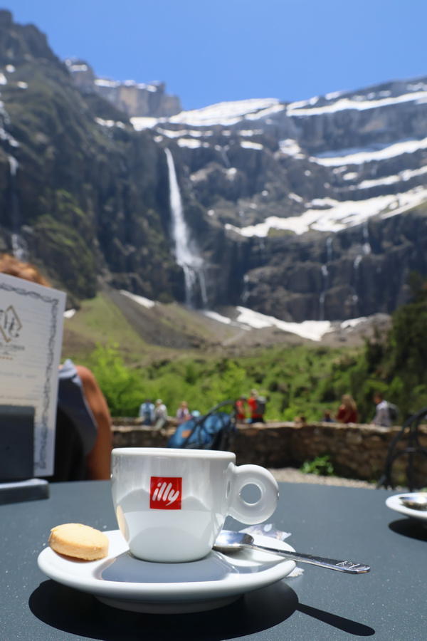 Gavarnie-Gèdre (Hautes-Pyrénées). Pause-café à la terrasse de l'hôtel du Cirque.