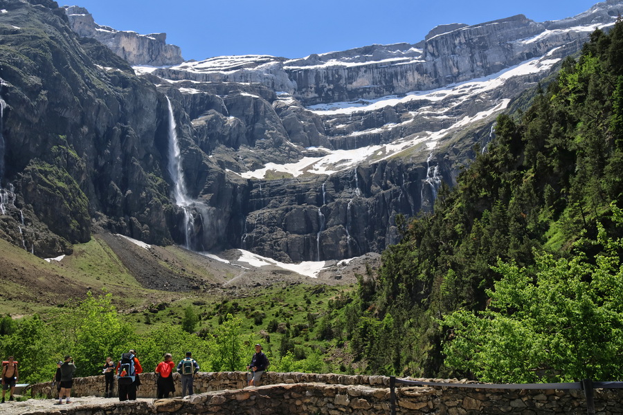 Gavarnie-Gèdre (Hautes-Pyrénées). Vue sur le Cirque de Gavarnie et la grande cascade depuis la terrasse de l'hôtel.