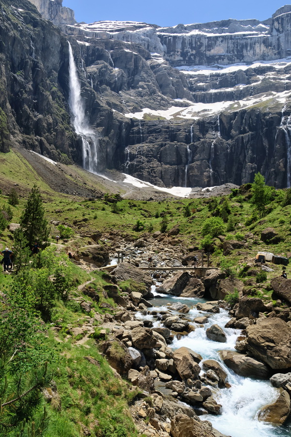 Gavarnie-Gèdre (Hautes-Pyrénées). Le Cirque de Gavarnie, la grande cascade et le Gave de Gavarnie.