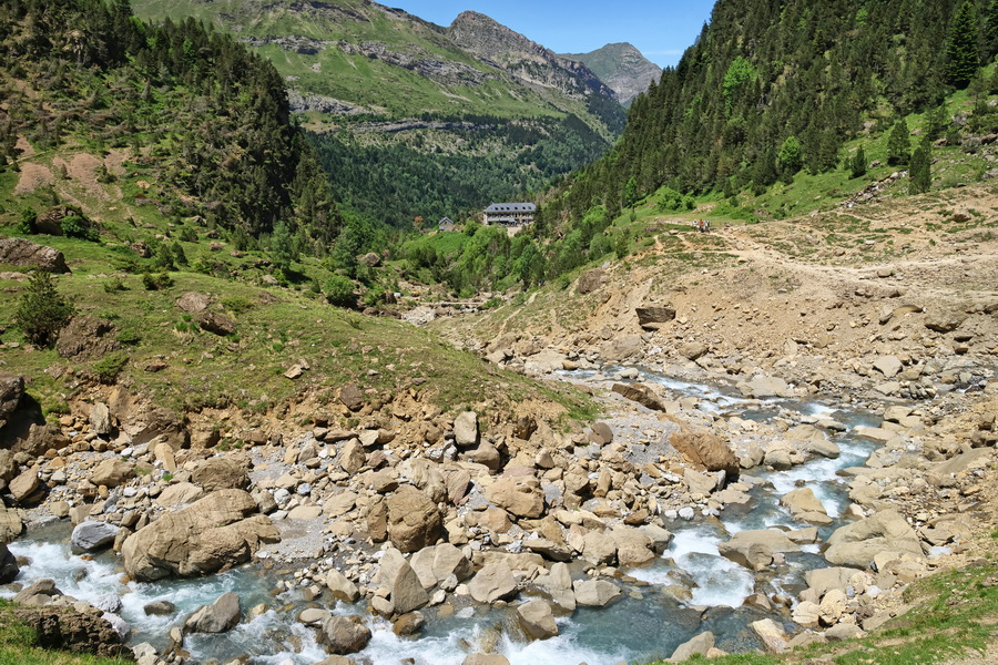 Gavarnie-Gèdre (Hautes-Pyrénées). Le Gave de Gavarnie et l'hôtel vus depuis le Cirque de Gavarnie.
