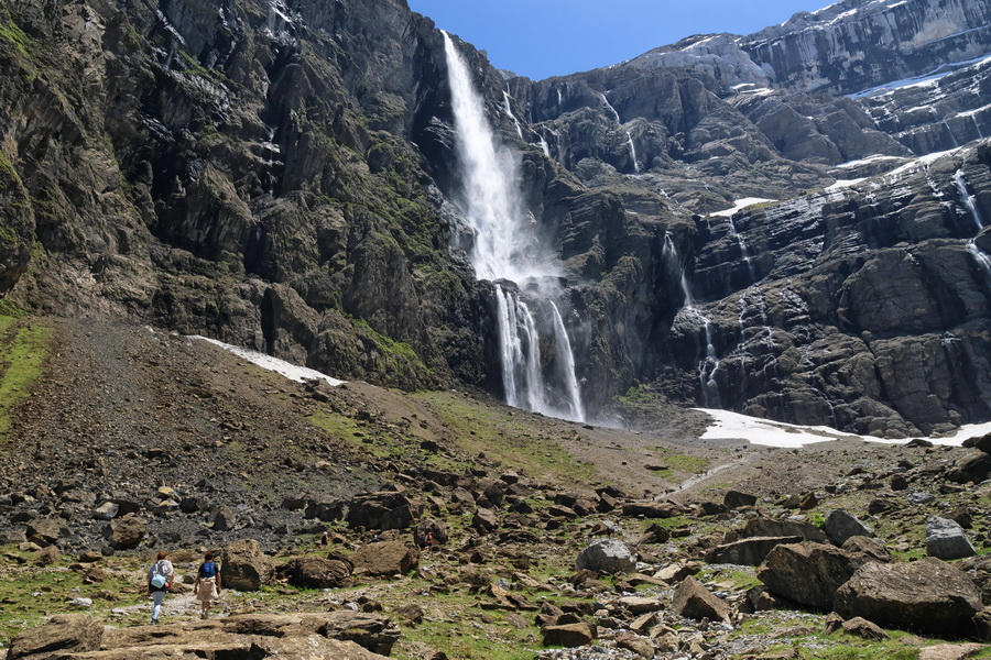 Gavarnie-Gèdre (Hautes-Pyrénées). Le Cirque de Gavarnie et la grande cascade.