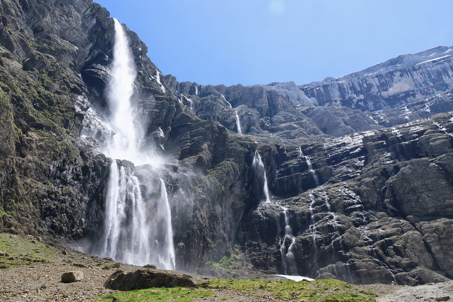 Gavarnie-Gèdre (Hautes-Pyrénées). Le Cirque de Gavarnie et la grande cascade.