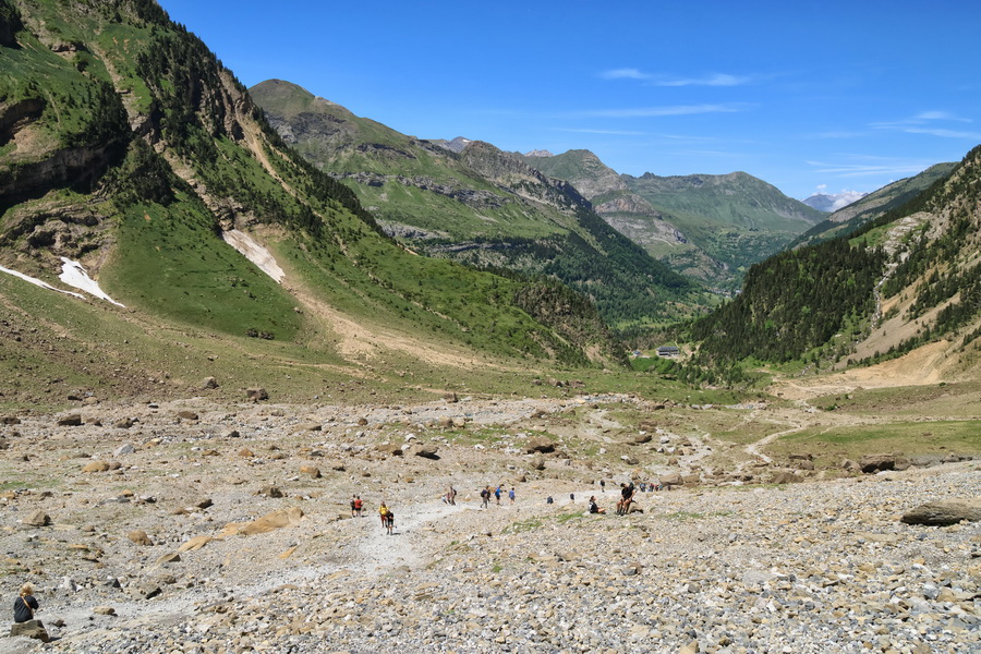 Gavarnie-Gèdre (Hautes-Pyrénées). La vallée vue depuis le Cirque de Gavarnie.