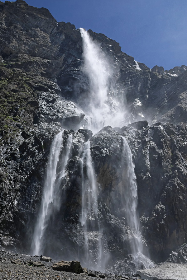 Gavarnie-Gèdre (Hautes-Pyrénées). La grande cascade du Cirque de Gavarnie.