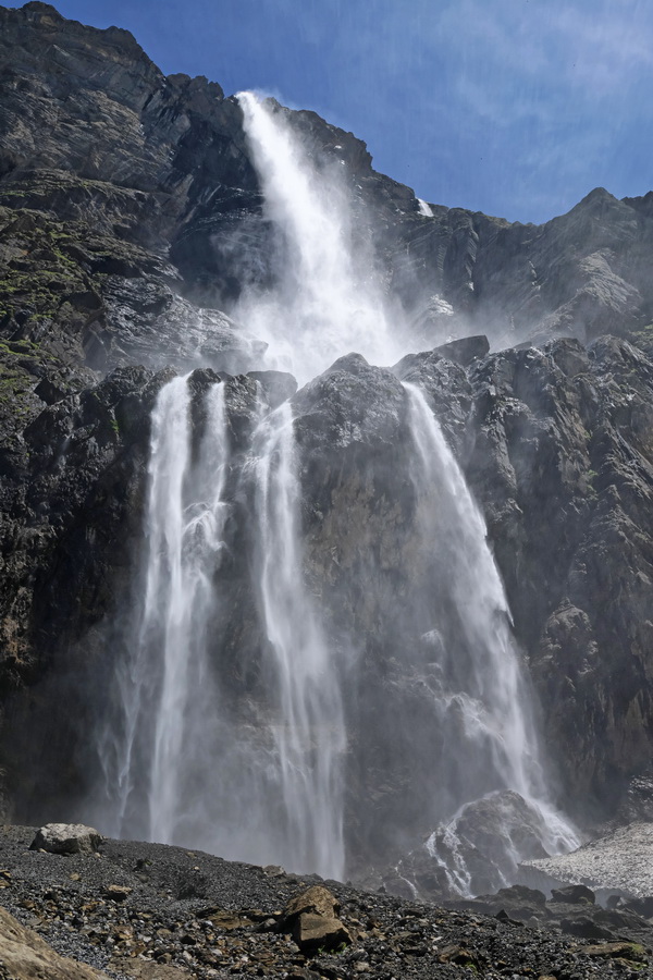 Gavarnie-Gèdre (Hautes-Pyrénées). La grande cascade du Cirque de Gavarnie.