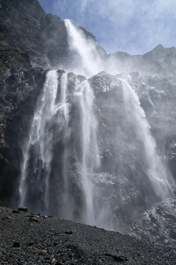 Gavarnie-Gèdre (Hautes-Pyrénées). La grande cascade du Cirque de Gavarnie.