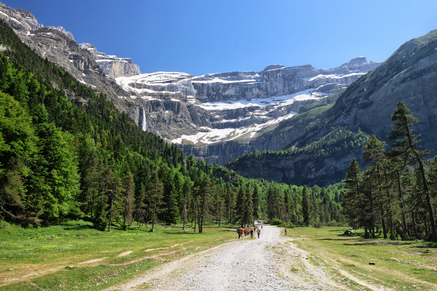 Gavarnie-Gèdre (Hautes-Pyrénées). Le chemin vers le Cirque de Gavarnie.