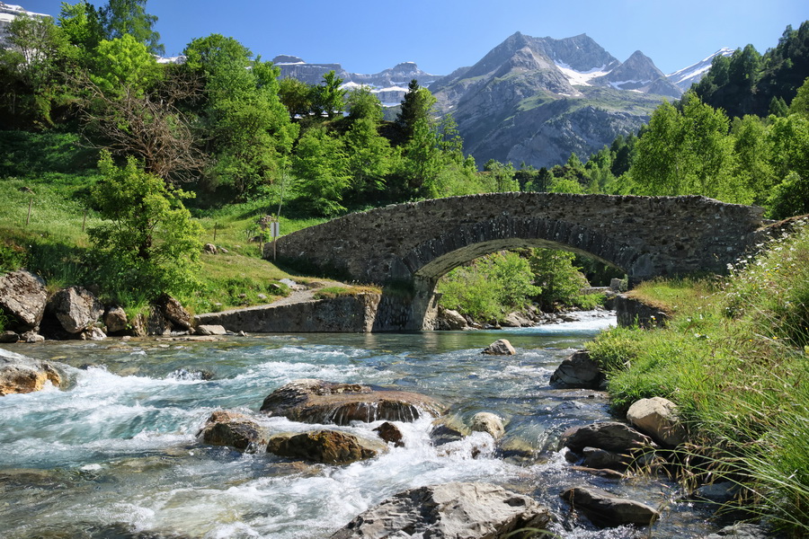 Gavarnie-Gèdre (Hautes-Pyrénées). Le Gave de Gavarnie et le Pont de Nadau.