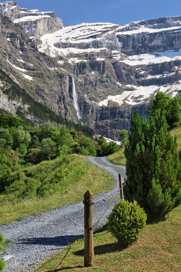 Gavarnie-Gèdre (Hautes-Pyrénées). Le Cirque de Gavarnie et la grande cascade vus depuis la terrasse du café "Le Pailha".